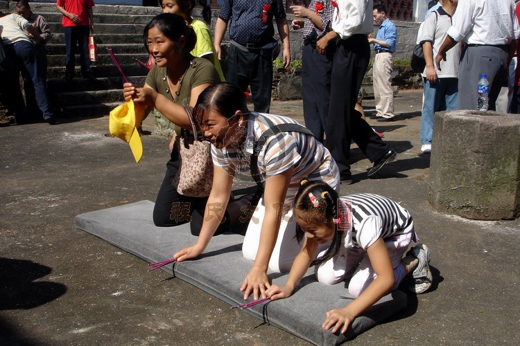 女子祭祖.jpg