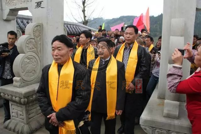 程钟灵陵园祭祀大典主祭人入场.png