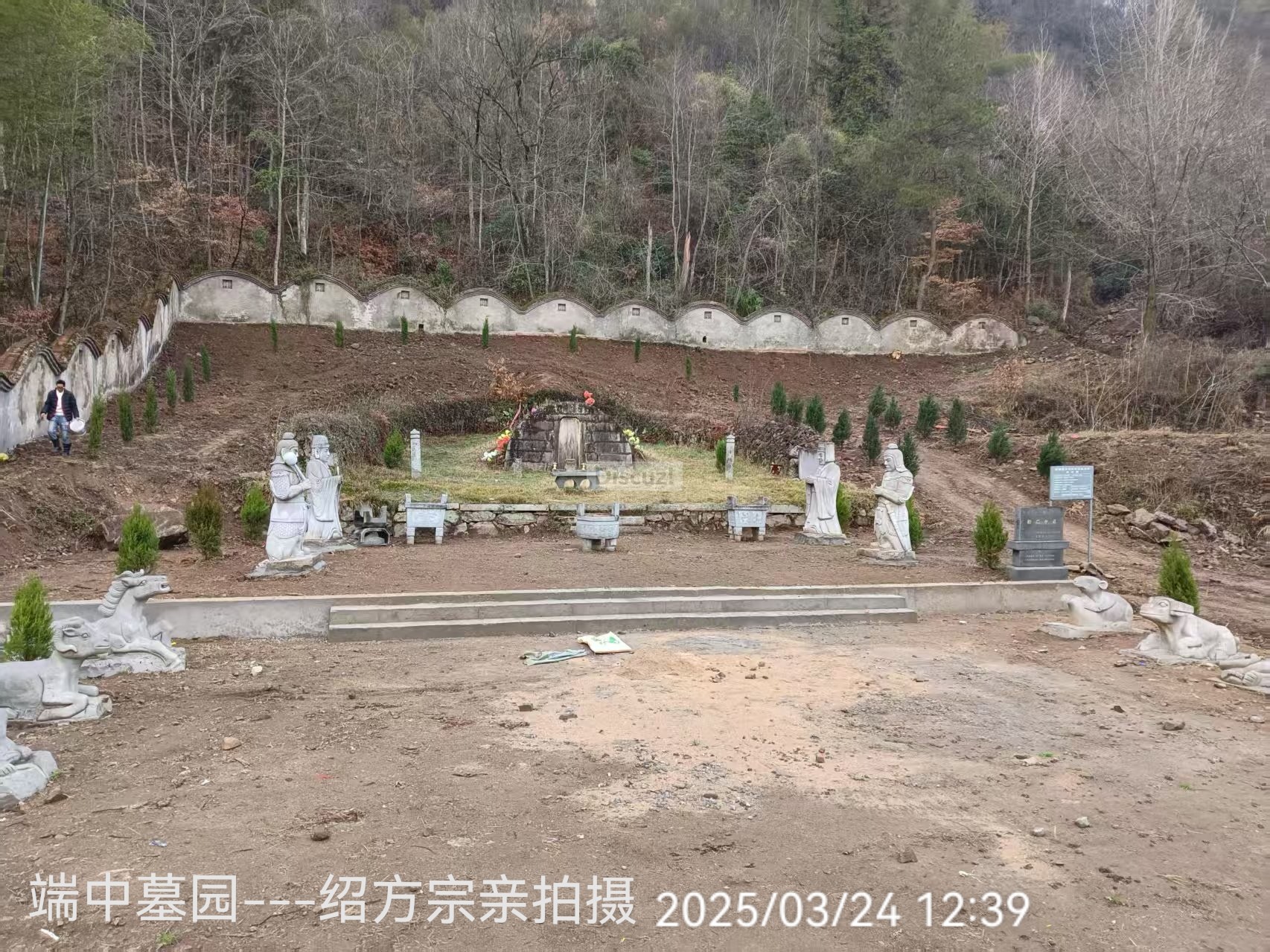 端中墓园区.jpg