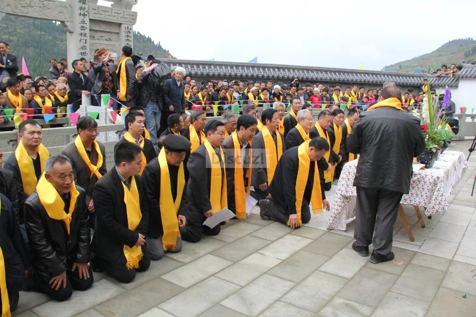 程钟灵陵园祭祀大典主祭人入场2.png