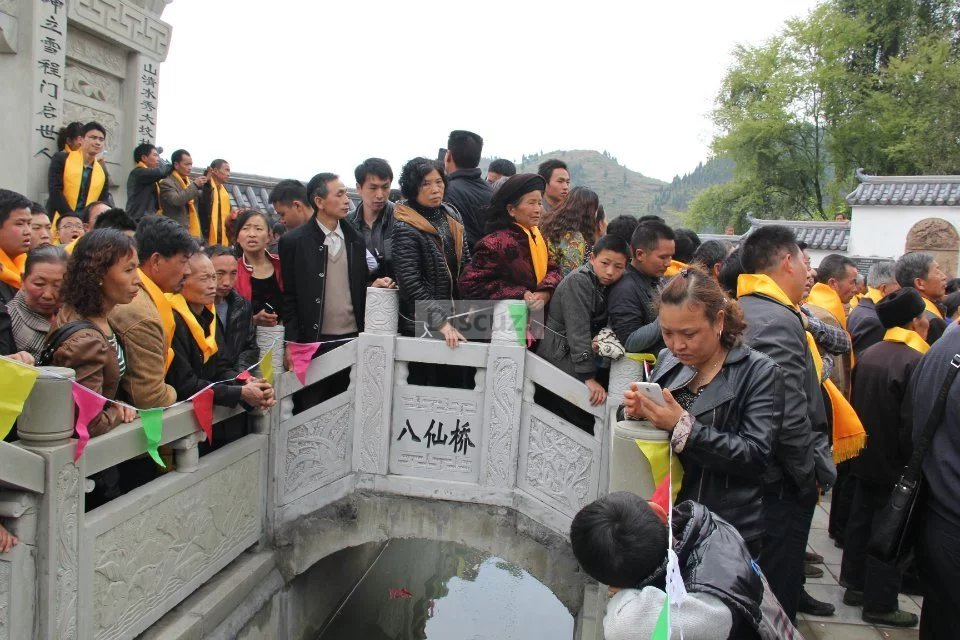 程钟灵陵园内的八仙桥.png